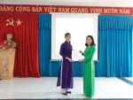 Bí thư chi bộ trao quyết định kết nạp đảng cho đ/c Nguyễn Thị Huệ