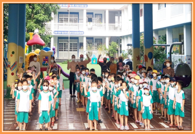 Bé tham quan trường tiểu học Phú Lợi