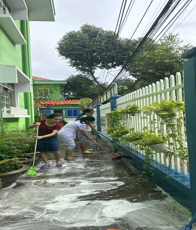 Ngày 2/7 CBGVNV trường mầm non Hoa Phượng tổng vệ sinh xung quanh trường